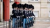Auch Dänemark ist ein bei deutschen Touristen beliebtes Reiseziel. Die Gebühren fürs Geldabheben sind in der sonst recht teuren Urlaubsdestination mit 0,28 Prozent moderat. Auf dem Foto ist eine Wachablösung im Schloss Amalienborg in Kopenhagen zu sehen.
