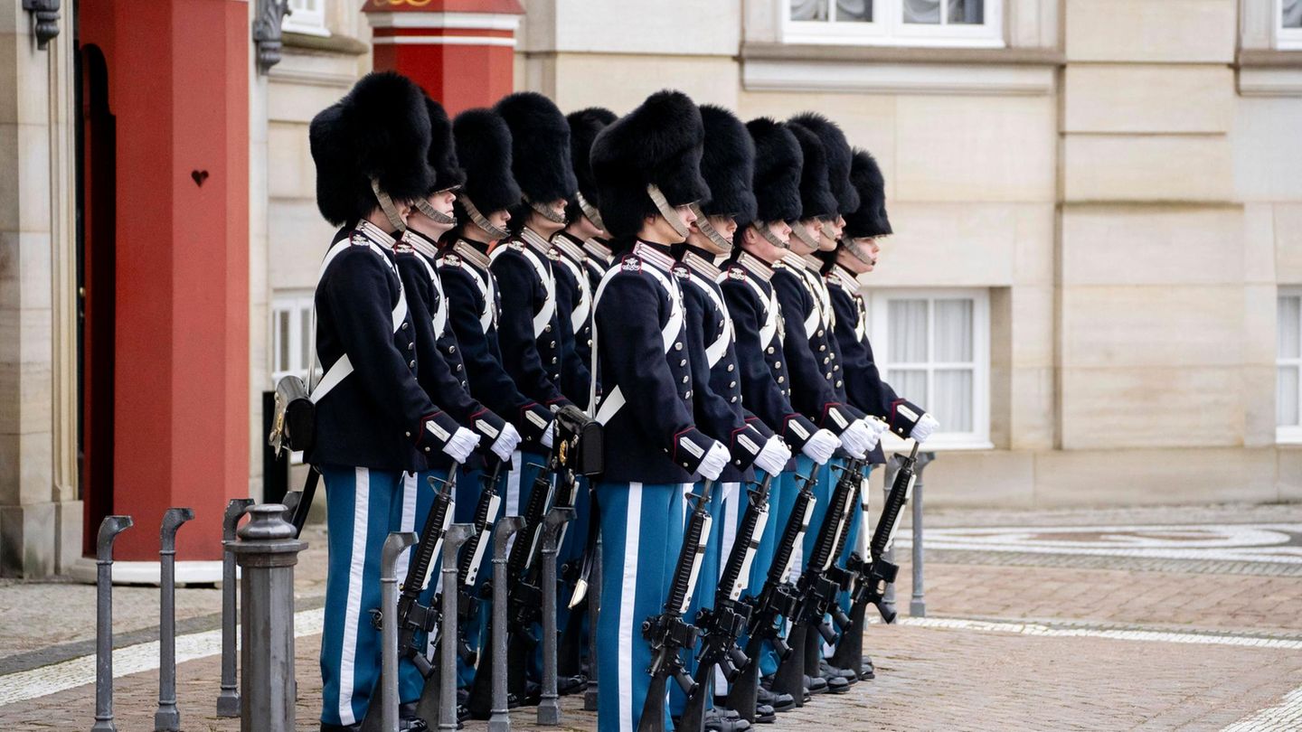 Auch Dänemark ist ein bei deutschen Touristen beliebtes Reiseziel. Die Gebühren fürs Geldabheben sind in der sonst recht teuren Urlaubsdestination mit 0,28 Prozent moderat. Auf dem Foto ist eine Wachablösung im Schloss Amalienborg in Kopenhagen zu sehen.
