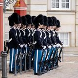 Auch Dänemark ist ein bei deutschen Touristen beliebtes Reiseziel. Die Gebühren fürs Geldabheben sind in der sonst recht teuren Urlaubsdestination mit 0,28 Prozent moderat. Auf dem Foto ist eine Wachablösung im Schloss Amalienborg in Kopenhagen zu sehen.