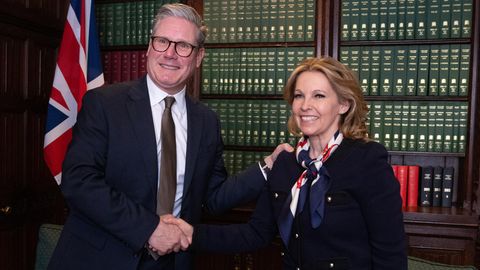 Labour-Chef Keir Starmer heißt die von den Konservativen gewechselte Natalie Elphicke als neue Abgeordnete in seiner Fraktion willkommen