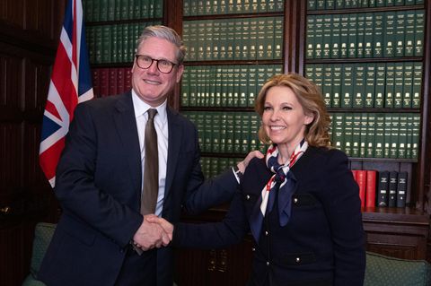Labour-Chef Keir Starmer heißt die von den Konservativen gewechselte Natalie Elphicke als neue Abgeordnete in seiner Fraktion willkommen