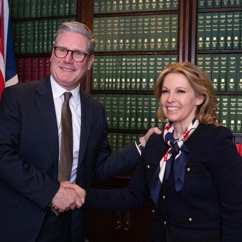 Labour-Chef Keir Starmer heißt die von den Konservativen gewechselte Natalie Elphicke als neue Abgeordnete in seiner Fraktion willkommen