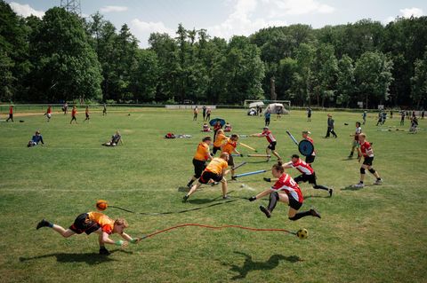 Sportler beim Jugger auf dem Sportplatz