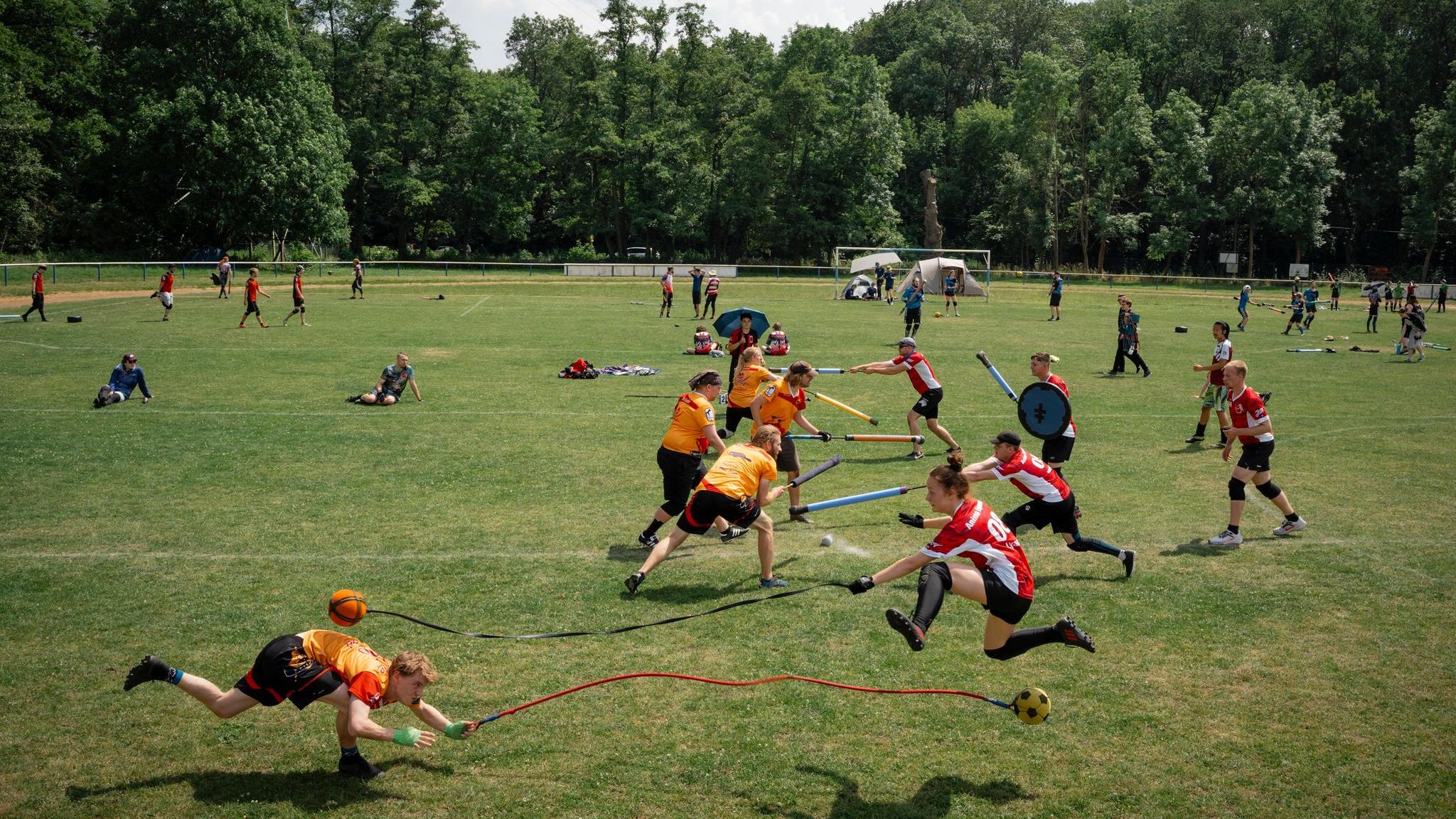 Sportler beim Jugger auf dem Sportplatz