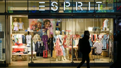 Der Modekonzern Esprit hat Insolvenz für seine Geschäfte in Europa angemeldet. Die 1500 Mitarbeiter in Deutschland wurden laut Mitteilung darüber vorab informiert. Es gebe bereits Gespräche mit einem Finanzinvestor, der das operative Geschäft fortführen wolle. Die Filialen blieben "bis auf Weiteres" geöffnet. In der Schweiz hatte Esprit bereits im März Insolvenz angemeldet, in Belgien im April. In beiden Fällen wurden unmittelbar alle Filialen geschlossen. In Deutschland ist es das zweite Insolvenzverfahren in vier Jahren. 2020 hatte der Konzern bereits 50 Filialen geschlossen – und ein Drittel der Belegschaft entlassen. In Europa gibt es derzeit noch 124 Filialen, 57 davon in Deutschland. Esprit ist weltweit in rund 40 Ländern aktiv und hat seine Hauptzentralen in Ratingen und Hongkong.