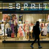 Ein Kunde geht an einer Esprit-Filiale in Berlin-Mitte vorbei