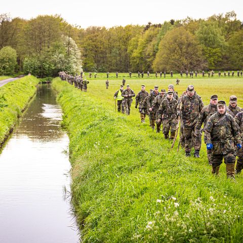 Vermstenfall Arian: Mehrere Tage wie 1200 Einsätzkräfete von Polizei, Bundeswehr, Drk, Dlrg und thw nach Dem Jungen - Ohn Erfolg