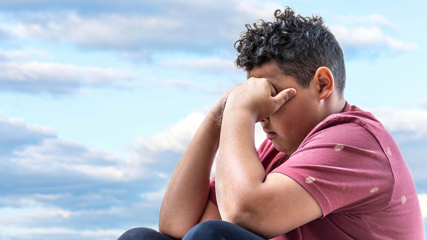Teenager im Profil zeigt Anzeichen von Müdigkeit und Übergewicht