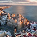 Blick auf die Kathedrale von Cádiz in Spanien