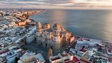 Blick auf die Kathedrale von Cádiz in Spanien