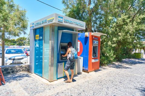 Geld abheben im Ausland, hier ein Geldautomat auf Santorini in Griechenland