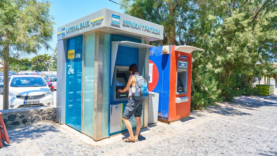 Geld abheben im Ausland, hier ein Geldautomat auf Santorini in Griechenland
