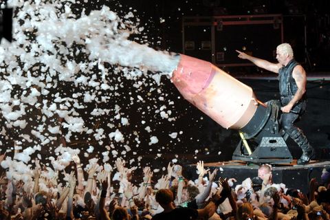 Till Lindemann spritzt auf einem Rammstein-Konzert mit einer Peniskanone