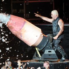 Till Lindemann spritzt auf einem Rammstein-Konzert mit einer Peniskanone