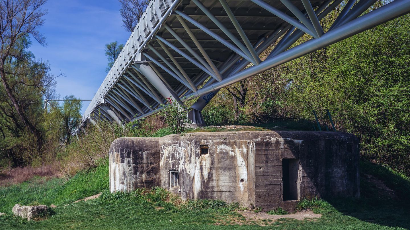 Bunker unter der Brücke der Freheit in der Nähe von Bratislava Bunker unter der Brücke der Freheit in der Nähe von Bratislava