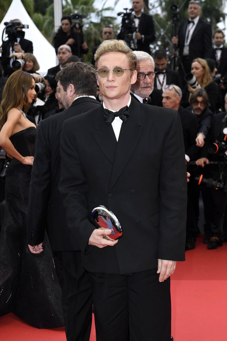Matthias Schweighöfer with a mirror clutch on the red carpet in Cannes