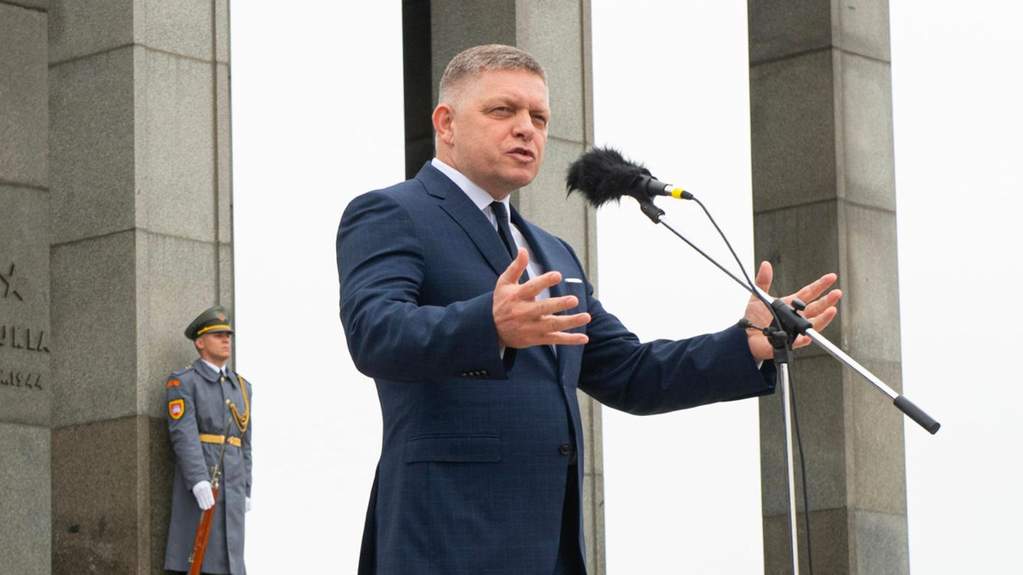 Robert Fico hält eine Rede am Gedenktag an den Faschismus am Militärdenkmal Slavín in Bratislava