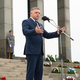 Robert Fico hält eine Rede am Gedenktag an den Faschismus am Militärdenkmal Slavín in Bratislava