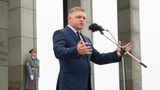 Robert Fico hält eine Rede am Gedenktag an den Faschismus am Militärdenkmal Slavín in Bratislava