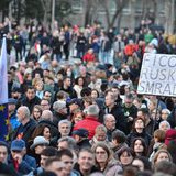 Fico hatte vor wenigen Tagen der liberalen Opposition vorgeworfen, ein Klima der Feindschaft gegen die Regierung zu schaffen. Es sei nicht auszuschließen, dass es in einem solchen Klima irgendwann zu einer Gewalttat komme. In den vergangenen Wochen hatte die Opposition zu Demonstrationen aufgerufen, an denen Tausende teilgenommen hatten, wie hier im März in der Hauptstadt Bratislava. Der Protest richtete sich vor allem gegen die von der Regierung geplante Auflösung der öffentlich-rechtlichen Sendeanstalt RTVS, aber auch gegen Eingriffe in das Pensionssystem.