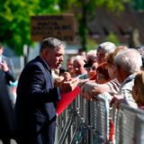 Vor einer Kabinettsitzung in der Stadt Handlova hatte er sich noch mit einer Menschengruppe unterhalten