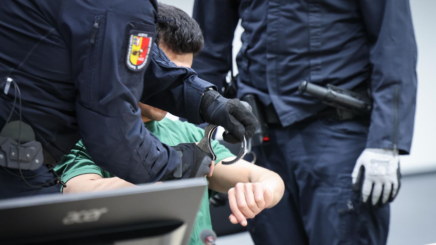 Ibrahim A.: In Handschellen bringen Justizbeamte Ibrahim A., den Täter von Brokstedt, in den Gerichtssaal In Handschellen bringen Justizbeamte Ibrahim A., den Täter von Brokstedt, in den Gerichtssaal