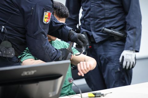 In Handschellen bringen Justizbeamte Ibrahim A., den Täter von Brokstedt, in den Gerichtssaal