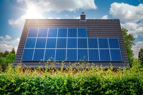 Solarpflicht 2024: Dach mit Solarpanels.