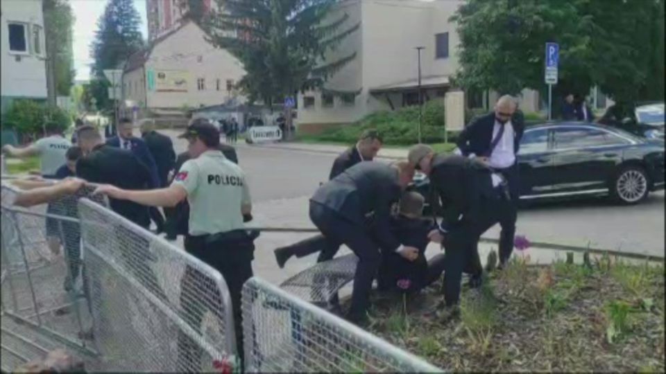 Sicherheitspersonal trägt den verletzten Fico zum Auto