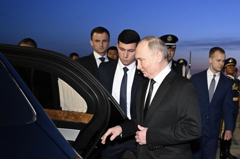 Wladimir Putin steigt bei seinem Staatsbesuch in China in ein Auto ein