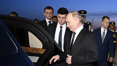Wladimir Putin steigt bei seinem Staatsbesuch in China in ein Auto ein