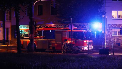 Ein Feuerwehrauto fährt mit Blaulicht durch Düsseldorf