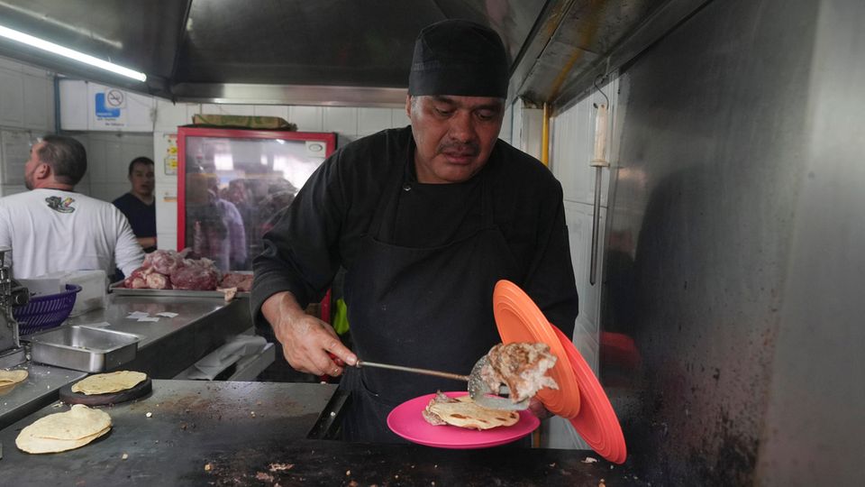 Der frischgebackene Michelin-Sternekoch Arturo Rivera Martínez bereitet eine Tacos-Bestellung zu.