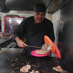Der frischgebackene Michelin-Sternekoch Arturo Rivera Martínez bereitet eine Tacos-Bestellung zu.