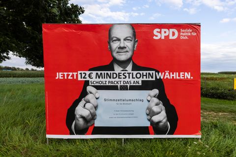 Zur Bundestagswahl 2021 warb SPD-Kandidat Olaf Scholz mit einem Mindestlohn von 12 Euro.