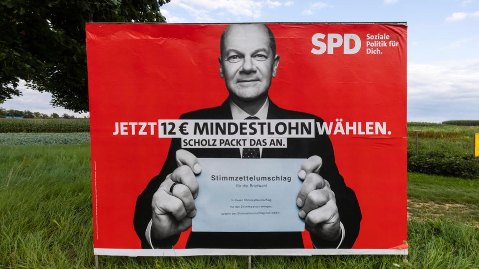Zur Bundestagswahl 2021 warb SPD-Kandidat Olaf Scholz mit einem Mindestlohn von 12 Euro.