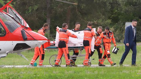 Rettungskräfte bringen den angeschossenen und verletzten slowakischen Ministerpräsidenten Robert Fico ins Krankenhaus