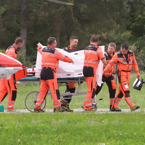 Rettungskräfte bringen den angeschossenen und verletzten slowakischen Ministerpräsidenten Robert Fico ins Krankenhaus