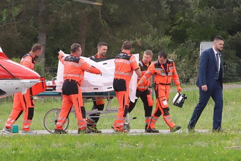 Rettungskräfte bringen den angeschossenen und verletzten slowakischen Ministerpräsidenten Robert Fico ins Krankenhaus