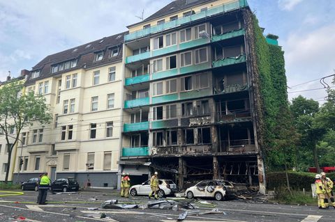 Blick auf das Haus in Düsseldorf, dessen Kiosk im Untergeschoss in Flammen stand