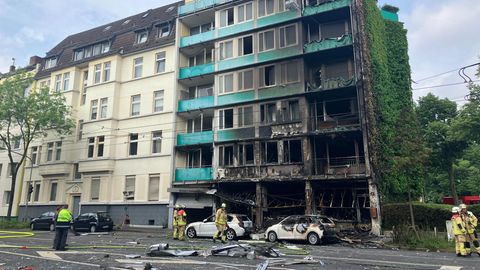 Blick auf das Haus in Düsseldorf, dessen Kiosk im Untergeschoss in Flammen stand
