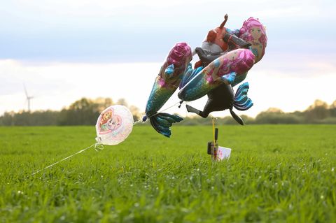 Luftballons auf einem Feld, sie sollten den verschwundenen Arian anlocken