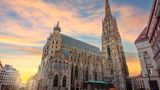 Platz 4: Schwarzes-Meer-Route  In neun Etappen geht es vorbei an Flüssen, Schlössern und Küsten. Ein Pluspunkt für Radurlauberinnen und Urlauber: Die Route ist relativ flach. Die Strecke führt an der schönen Landschaft der Loire und der Donau vorbei. Reisende sollten für die Etappe in Wien unbedingt genug Zeit einplanen. Nicht umsonst gilt die österreichische Hauptstadt schon das zweite Jahr in Folge als lebenswerteste Stadt nach dem Global Liveability Index des Economist. Wer durch die Innenstadt läuft, entdeckt viele wunderschöne Gebäude. Oder Urlauber und Urlauberinnen begeben sich auf eine Zeitreise und besuchen Schloss Schönbrunn. Der Besuch in einem der Kaffeehäuser ist natürlich Pflicht! Die Route führt unter anderem auch durch Serbien und Bulgarien.   Länge: 6440 Kilometer  Länder: zehn  Unesco-Stätten: elf