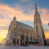 Platz 4: Schwarzes-Meer-Route  In neun Etappen geht es vorbei an Flüssen, Schlössern und Küsten. Ein Pluspunkt für Radurlauberinnen und Urlauber: Die Route ist relativ flach. Die Strecke führt an der schönen Landschaft der Loire und der Donau vorbei. Reisende sollten für die Etappe in Wien unbedingt genug Zeit einplanen. Nicht umsonst gilt die österreichische Hauptstadt schon das zweite Jahr in Folge als lebenswerteste Stadt nach dem Global Liveability Index des Economist. Wer durch die Innenstadt läuft, entdeckt viele wunderschöne Gebäude. Oder Urlauber und Urlauberinnen begeben sich auf eine Zeitreise und besuchen Schloss Schönbrunn. Der Besuch in einem der Kaffeehäuser ist natürlich Pflicht! Die Route führt unter anderem auch durch Serbien und Bulgarien.   Länge: 6440 Kilometer  Länder: zehn  Unesco-Stätten: elf