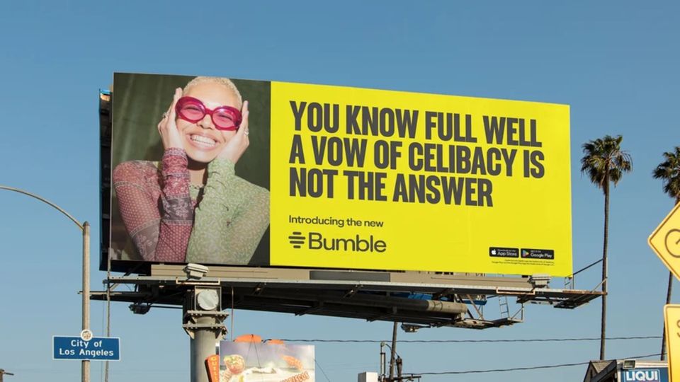 Eine Werbetafel von Bumble in Los Angeles