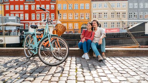 Paar am Kanal in Copenhagen in Nyhavn