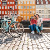 Paar am Kanal in Copenhagen in Nyhavn