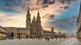 Platz 7: Pilgerroute  Radreisende können auf dieser Strecke viele berühmte Pilgerwege Europas erkunden. Natürlich auch nach Santiago de Compostela (im Bild). Wer genug Energie hat, kann in Köln die Treppen im Dom erklimmen und den Blick über die Metropole am Rhein genießen. Die Route endet am Kap Finisterre, das viele Jahrhunderte lang als das Ende der bekannten Welt galt.   Länge: 5633 Kilometer  Länder: sieben  Unesco-Stätten: 20