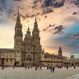 Platz 7: Pilgerroute  Radreisende können auf dieser Strecke viele berühmte Pilgerwege Europas erkunden. Natürlich auch nach Santiago de Compostela (im Bild). Wer genug Energie hat, kann in Köln die Treppen im Dom erklimmen und den Blick über die Metropole am Rhein genießen. Die Route endet am Kap Finisterre, das viele Jahrhunderte lang als das Ende der bekannten Welt galt.   Länge: 5633 Kilometer  Länder: sieben  Unesco-Stätten: 20