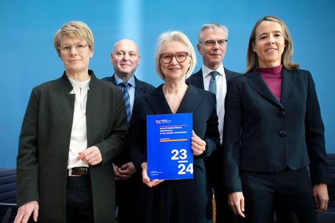 Die aktuellen Wirtschaftsweisen: Veronika Grimm, Achim Truger, Monika Schnitzer,  Martin Werding und Ulrike Malmendier (v. l.)
